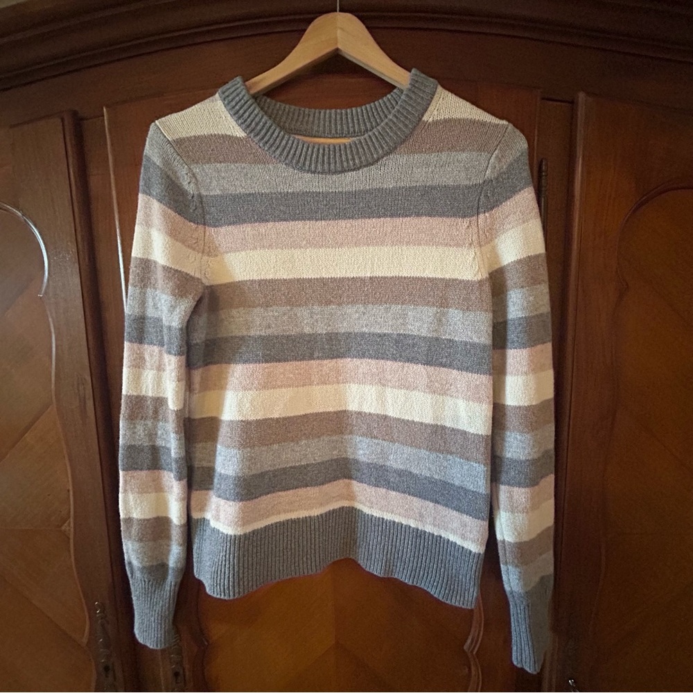 Gap crew neck women’s sweater gray with naturall tone stripes Size XS